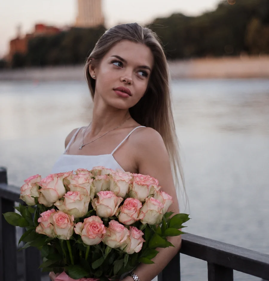 Тот же кадр, куда нейросеть перенесла букет со второй фотографии