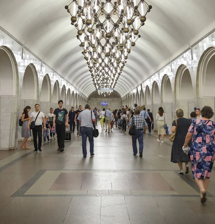 Станция метро с толпой людей в кадре